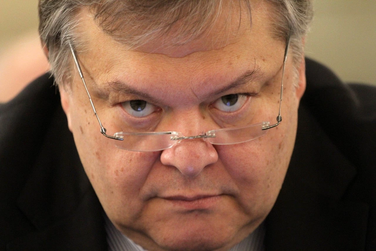 Βενιζέλος: Ο Τσίπρας αντί για γραβάτα να φορέσει φιόγκο (βίντεο)